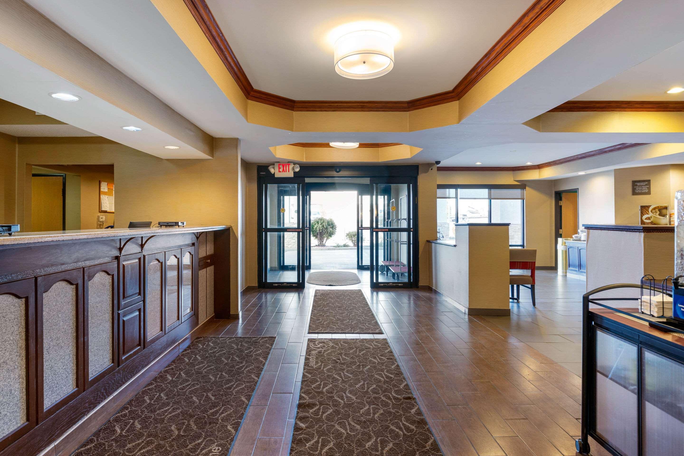 Comfort Suites South Haven Near I-96 Exteriér fotografie