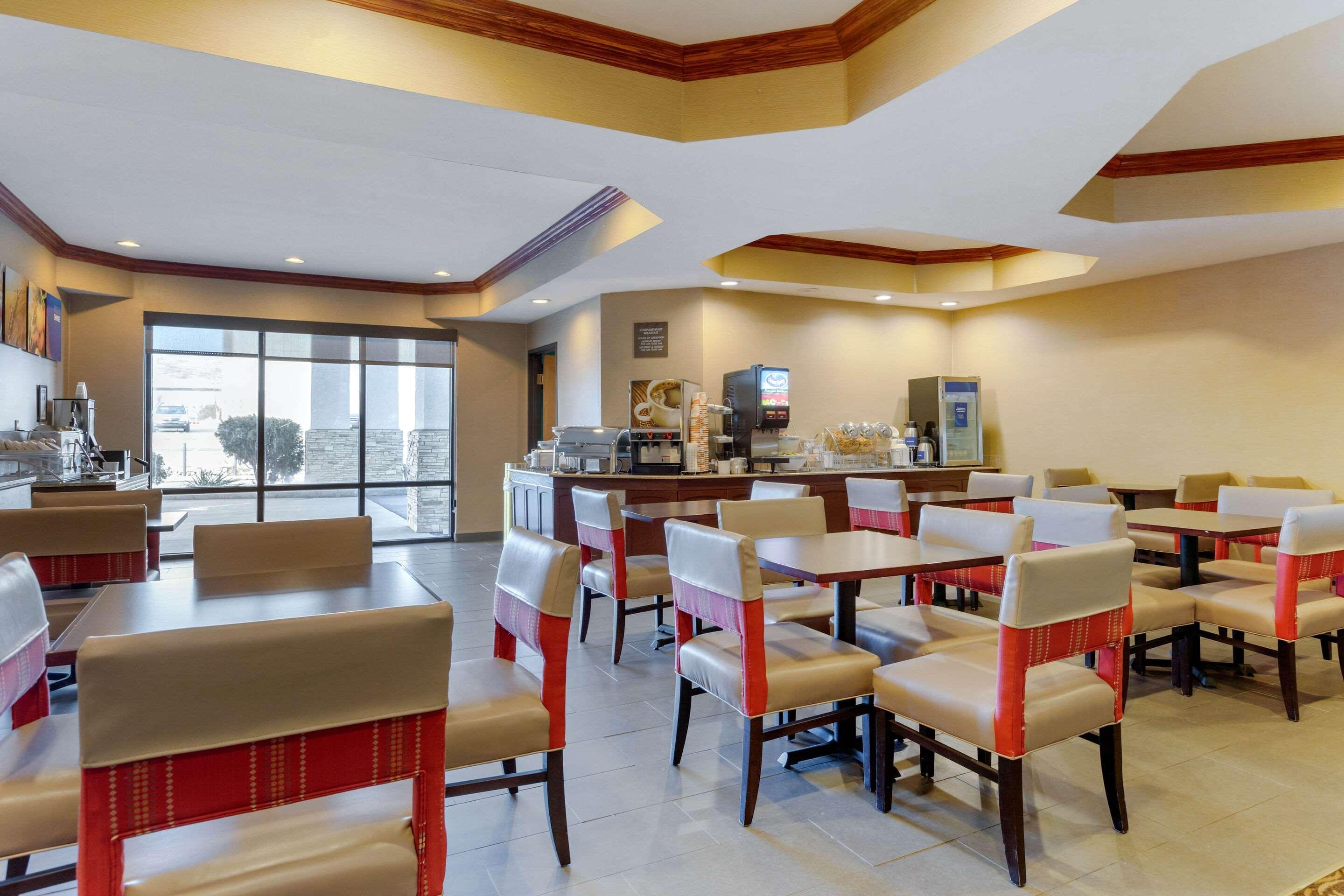 Comfort Suites South Haven Near I-96 Exteriér fotografie
